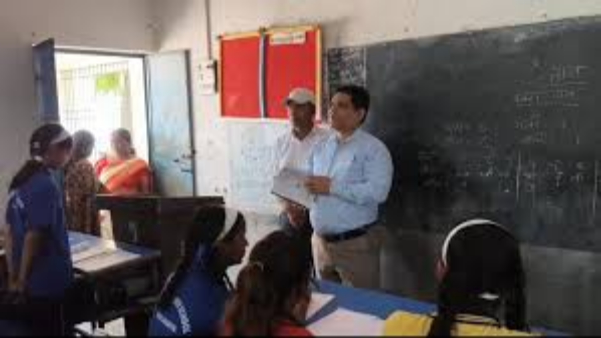 बच्चों के बीच शिक्षक बनकर पहुंचे हजारीबाग के डीसी, गणित- विज्ञान पढ़ाई, औचक निरीक्षण करने पहुंचे