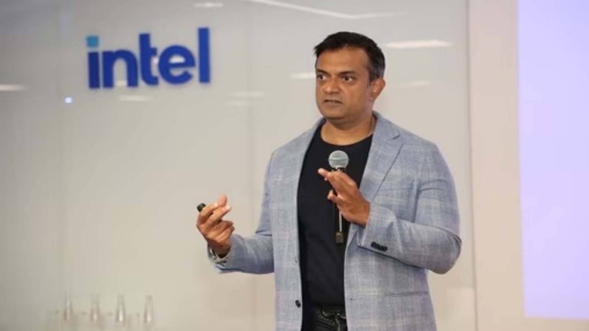 किताब-पेंसिल जितना जरूरी हो गया है कंप्यूटर, पर शिक्षक की भूमिका कभी कम नहीं होगी….AI को सहायक के रूप में देखें, विकल्प नहीं